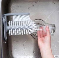 Щетка для мытья стаканов и посуды из пластика на присоске
