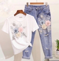 Костюм белая футболка и джинсы цветы DIM