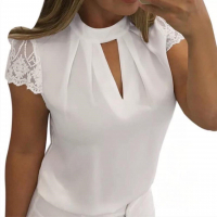 Блузка с коротким кружевным рукавом и вырезом декольте белая 2-122