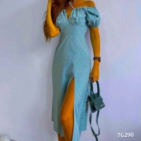 Платье с разрезом и декольте в горошек бирюзовая дымка G290